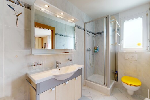 salle de bains avec tile wall, mur en carrelage, lavabo (ou coiffeuse selon le contexte), salle de bain complète, et douche