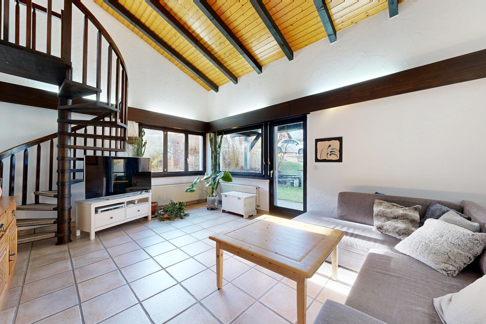 wohnzimmer mit fernseher, inside property, hohe decke, high ceiling, und natürliches licht