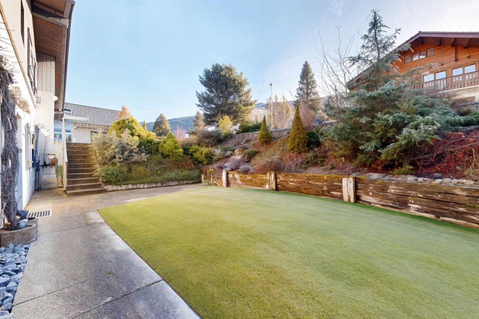 garten mit treppen, rasen, day time, und from property
