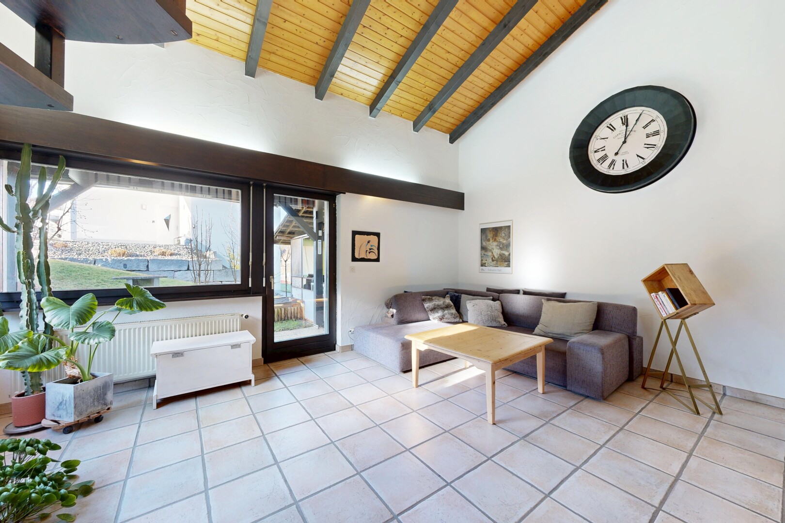 wohnzimmer mit kühler, hohe decke, high ceiling, natürliches licht, und natural light