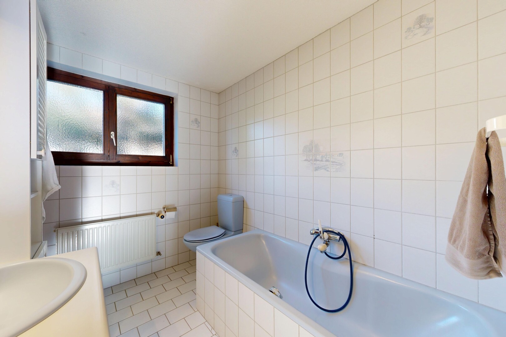bad mit komplettes badezimmer, fliesenwand, tile wall, kühler, und bad