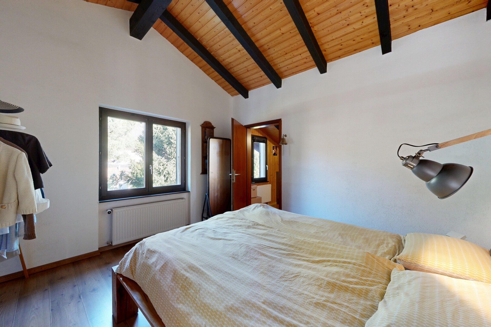 zimmer / schlafzimmer mit kühler, natürliches licht, natural light, gipskartonwand, und drywall