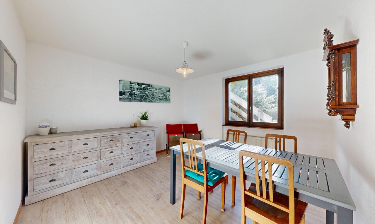esszimmer mit gipskartonwand, drywall, holzfußboden, wood finish floor, und natürliches licht
