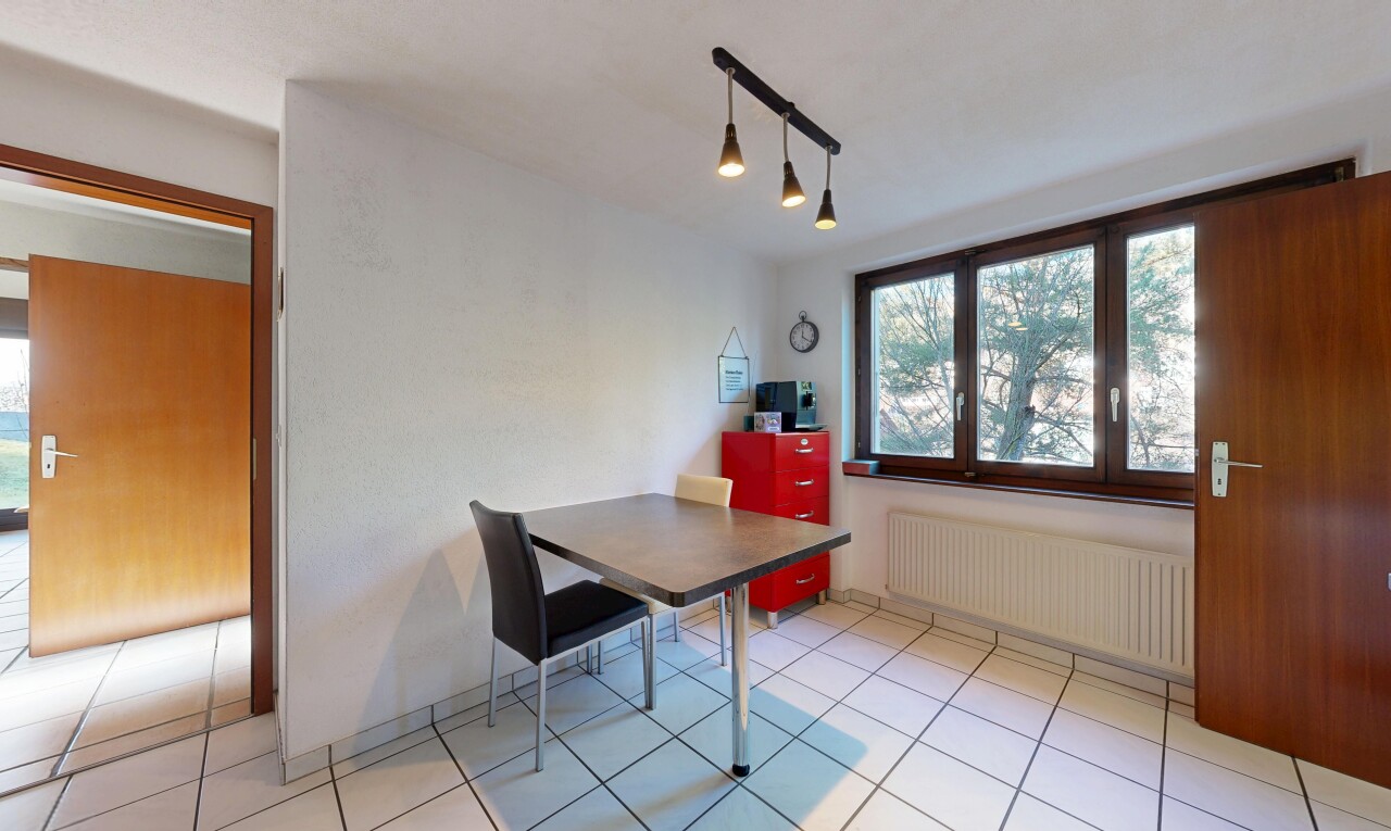esszimmer mit kühler, natürliches licht, natural light, inside property, und gipskartonwand