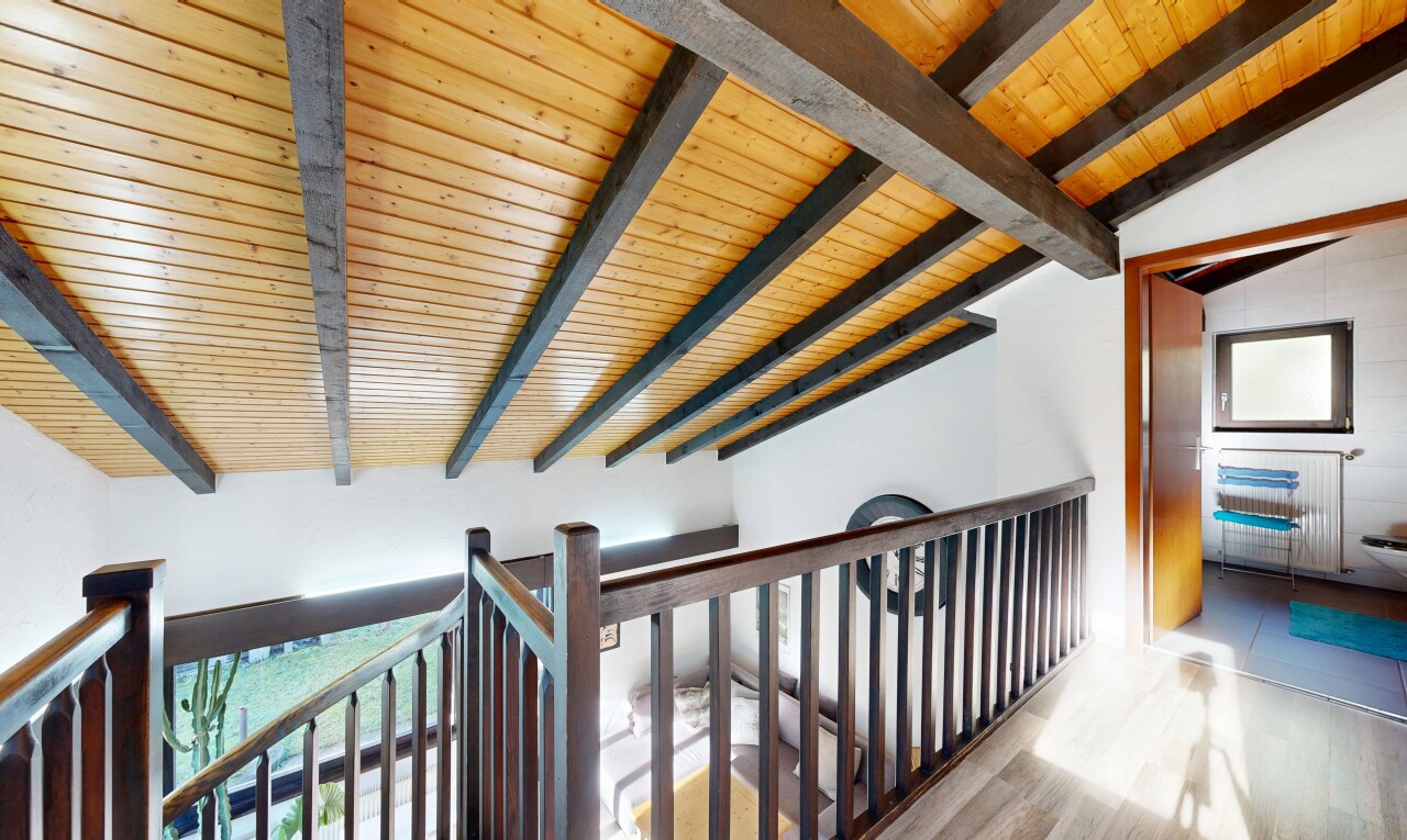 treppe mit balkendecke, beamed ceiling, holzdecke, wood ceiling, und gipskartonwand