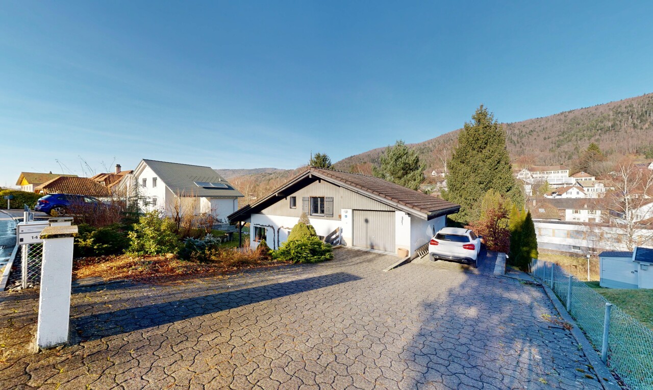außenansicht mit day time, parkplatz, zaun, residential view, und wohngebietblick