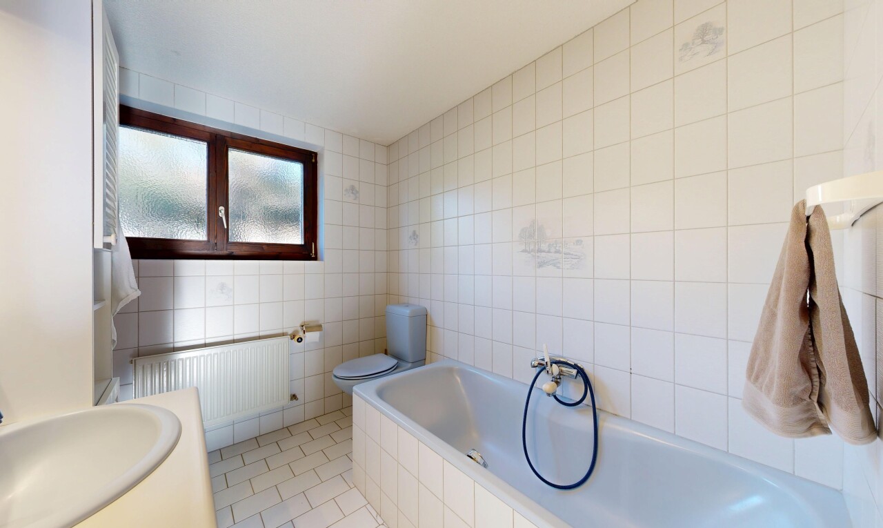 bad mit komplettes badezimmer, fliesenwand, tile wall, kühler, und bad