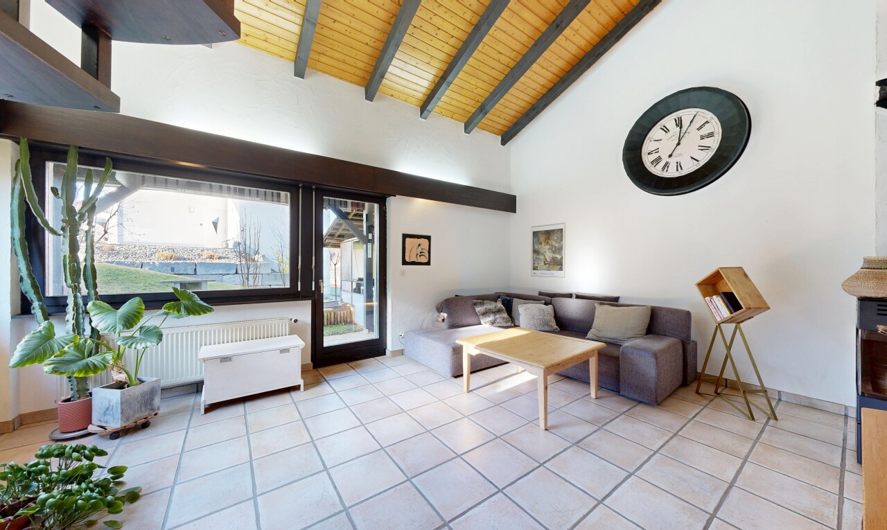 wohnzimmer mit kühler, hohe decke, high ceiling, natürliches licht, und natural light