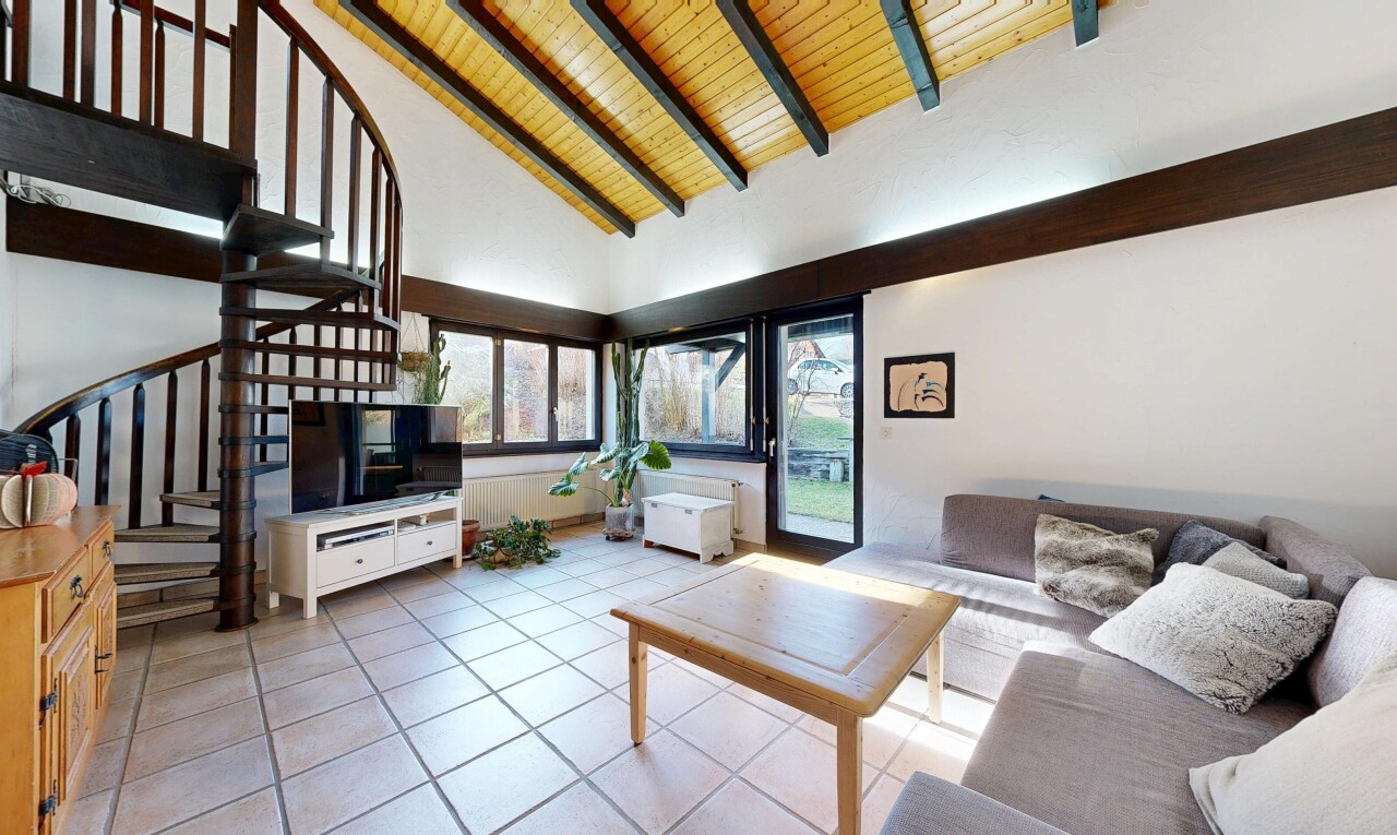 wohnzimmer mit fernseher, inside property, hohe decke, high ceiling, und natürliches licht