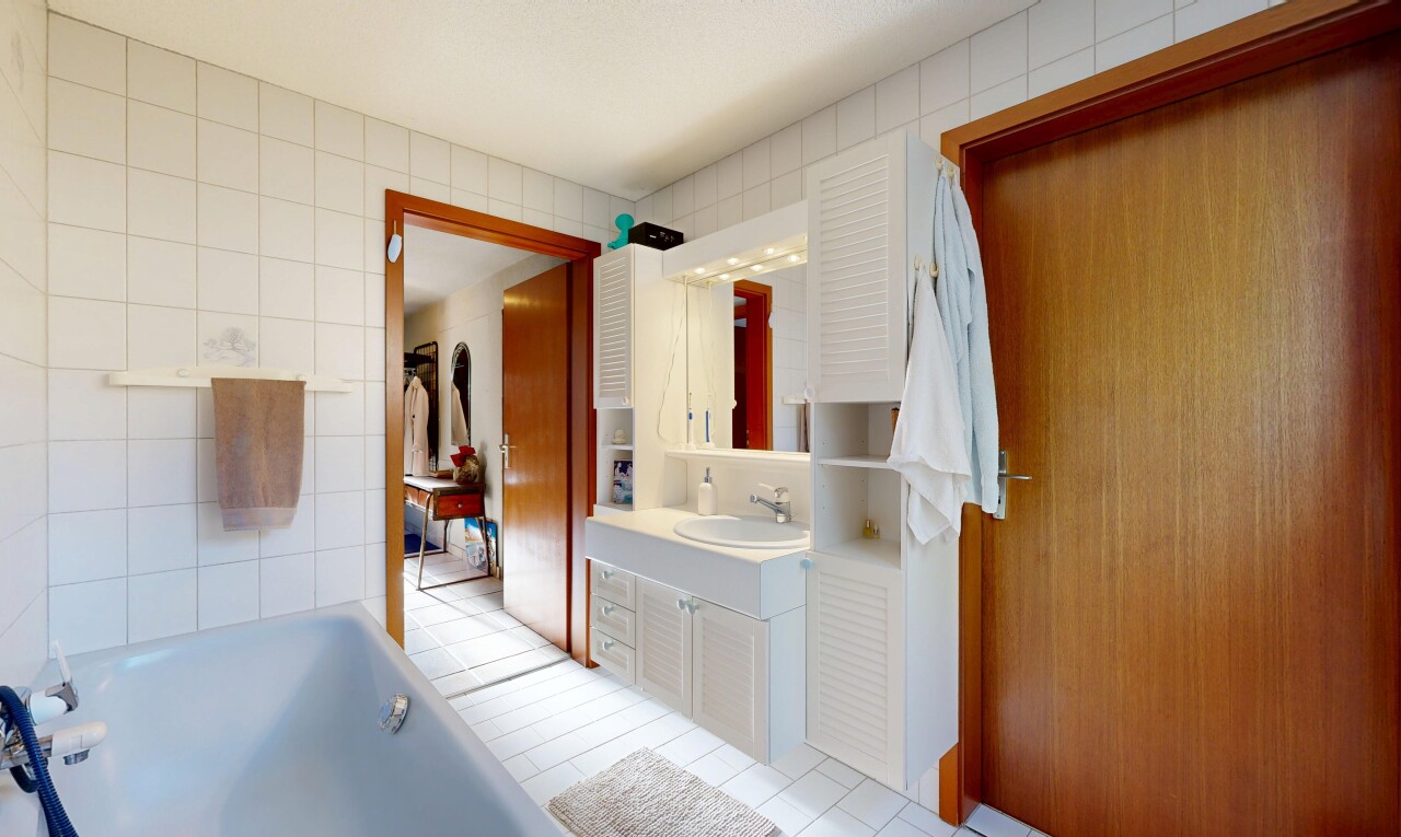 bad mit komplettes badezimmer, bad, spiegel, inside property, und schminktisch
