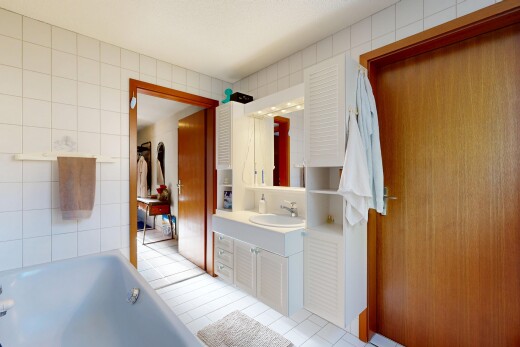 salle de bains avec salle de bain complète, bain, miroir, inside property, et lavabo (ou coiffeuse selon le contexte)