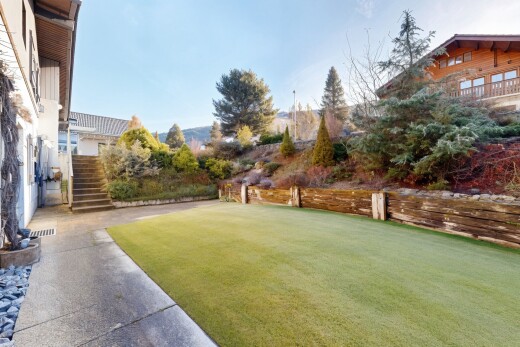 jardin avec escaliers, pelouse, day time, et from property