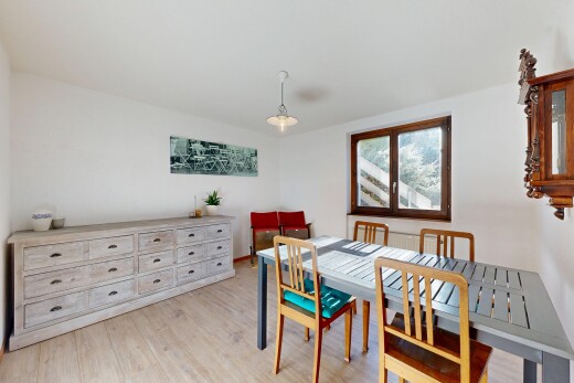 salle à manger avec cloison sèche, drywall, sol en finition bois, wood finish floor, et lumière naturelle