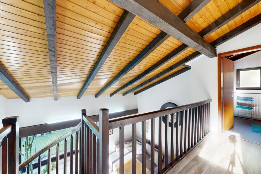 treppe mit balkendecke, beamed ceiling, holzdecke, wood ceiling, und gipskartonwand