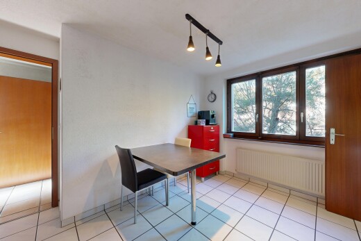 salle à manger avec radiateur, lumière naturelle, natural light, inside property, et cloison sèche