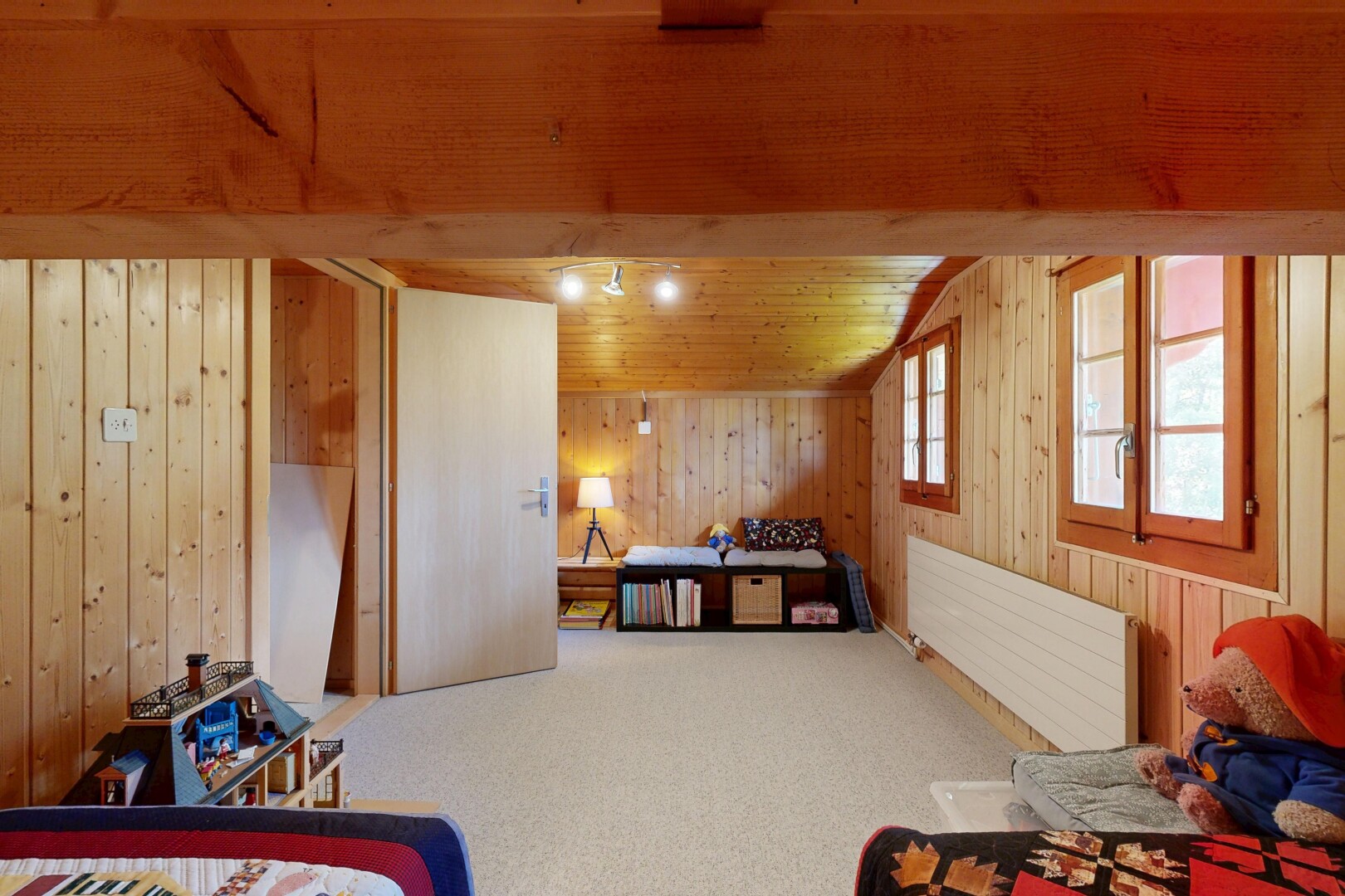 chambre avec wood wall, mur en bois, radiateur, inside property, et natural light