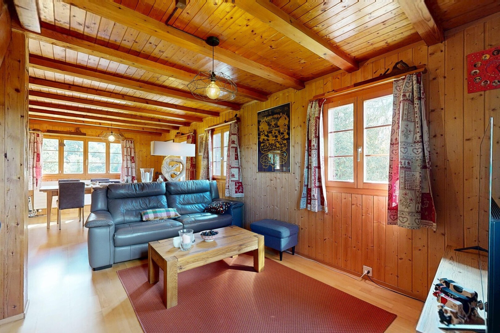 salon avec wood wall, mur en bois, inside property, wood finish floor, et sol en finition bois