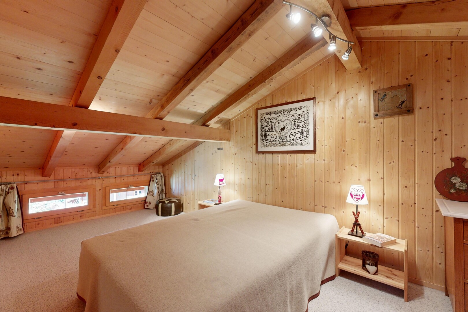 chambre avec vaulted ceiling, beamed ceiling, plafond voûté, plafond à poutres, et inside property