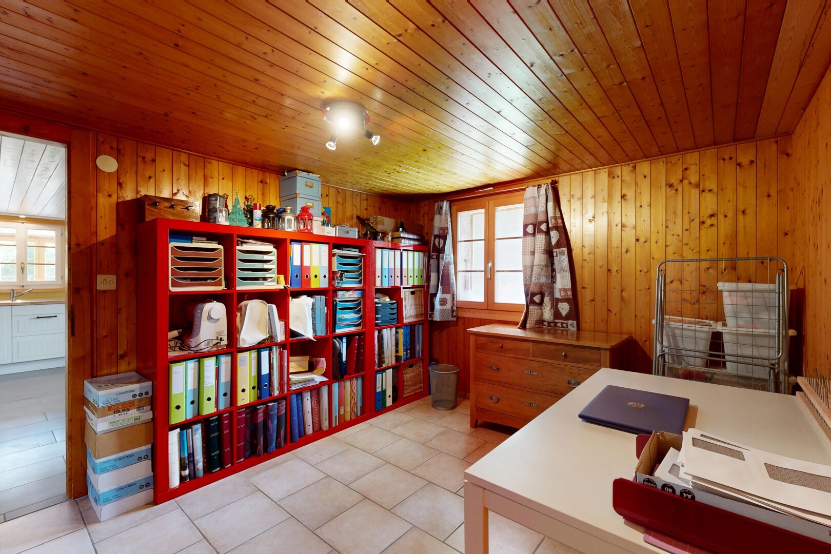 bureau avec lumière naturelle, natural light, mur en bois, wood wall, et inside property