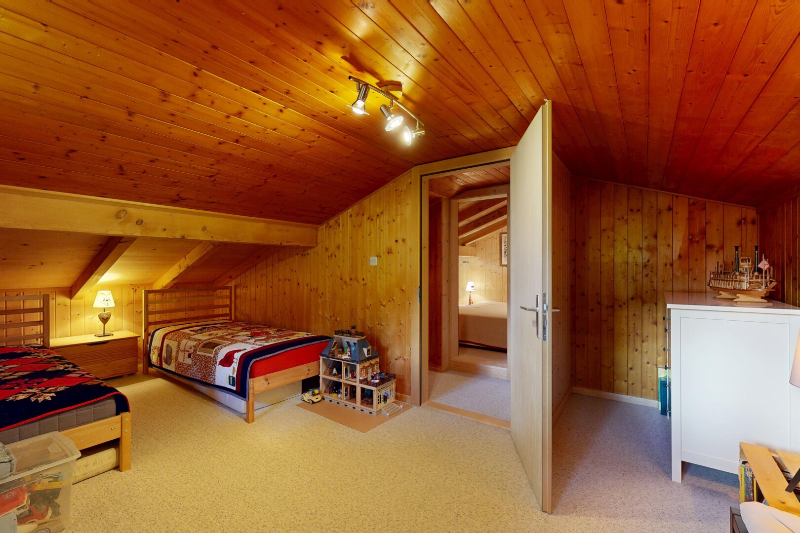 chambre avec pièce supplémentaire, inside property, wood wall, mur en bois, et low ceiling