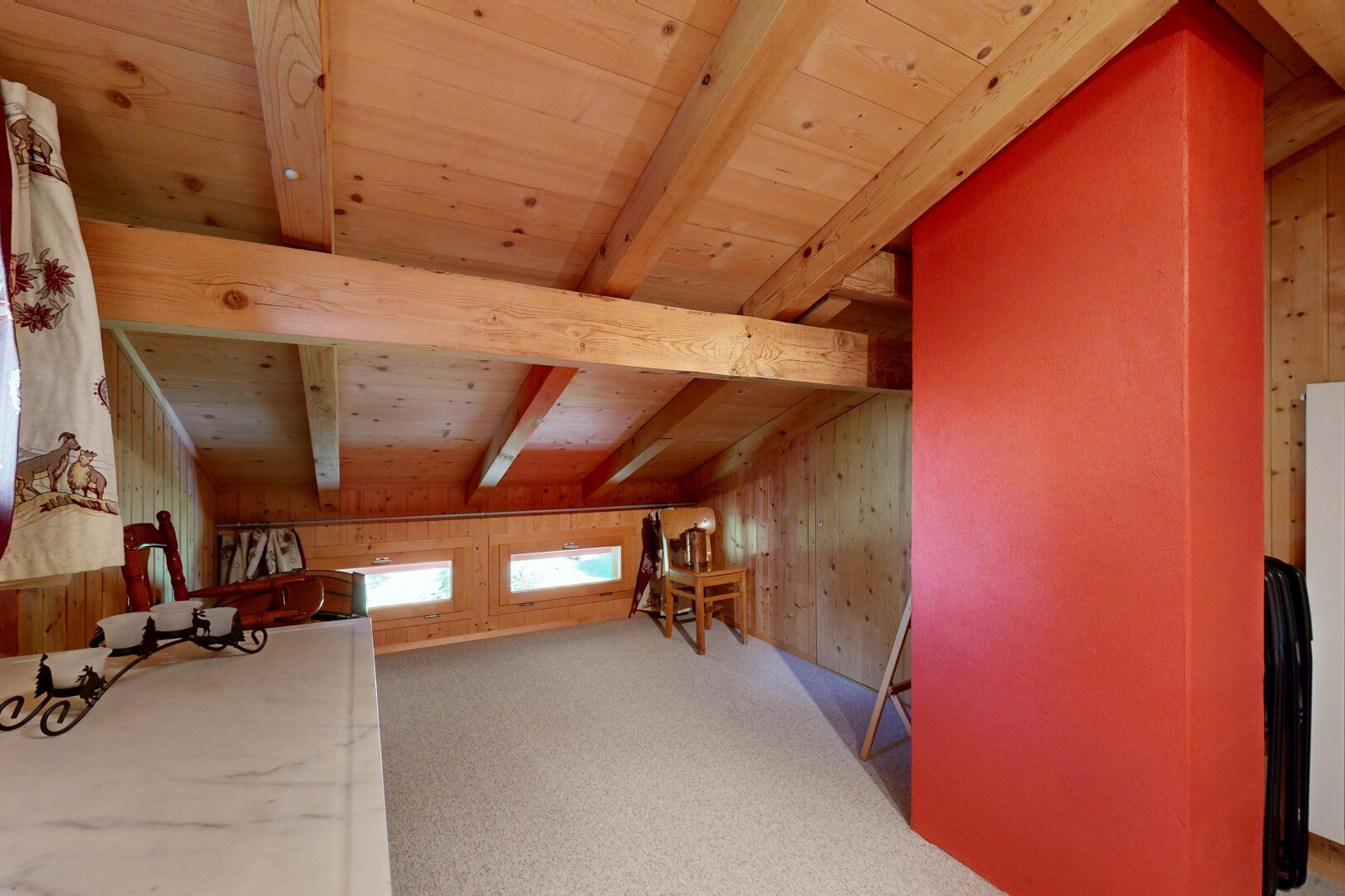 chambre avec inside property, wood wall, mur en bois, carpet, et moquette