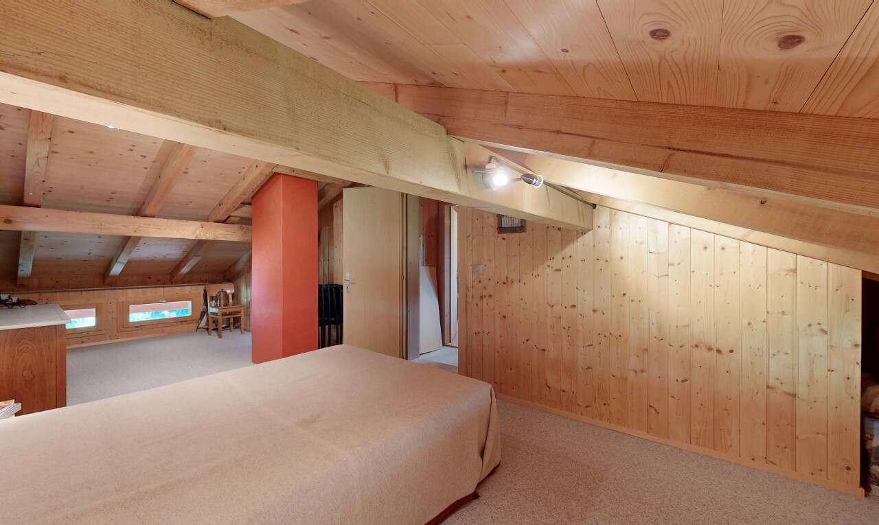 chambre avec carpet, moquette, wood ceiling, plafond en bois, et beamed ceiling