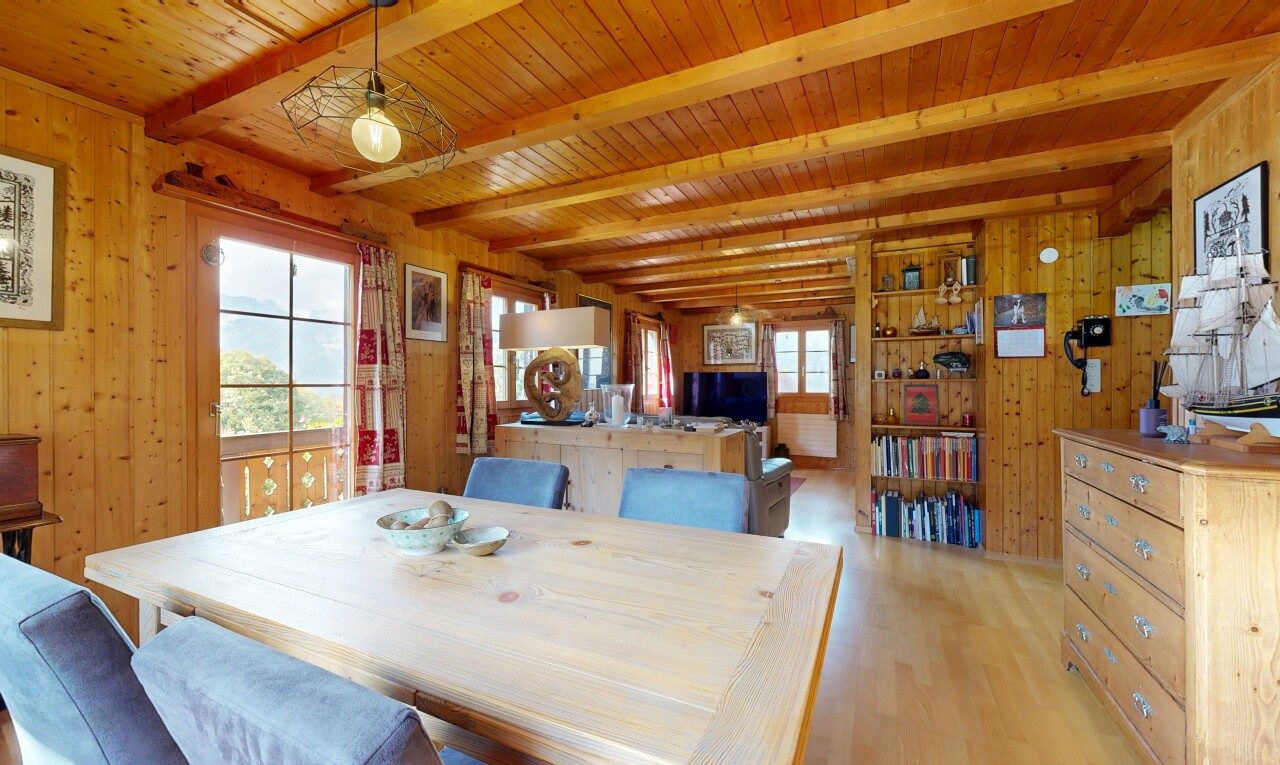 salle à manger avec wood wall, mur en bois, inside property, wood finish floor, et sol en finition bois