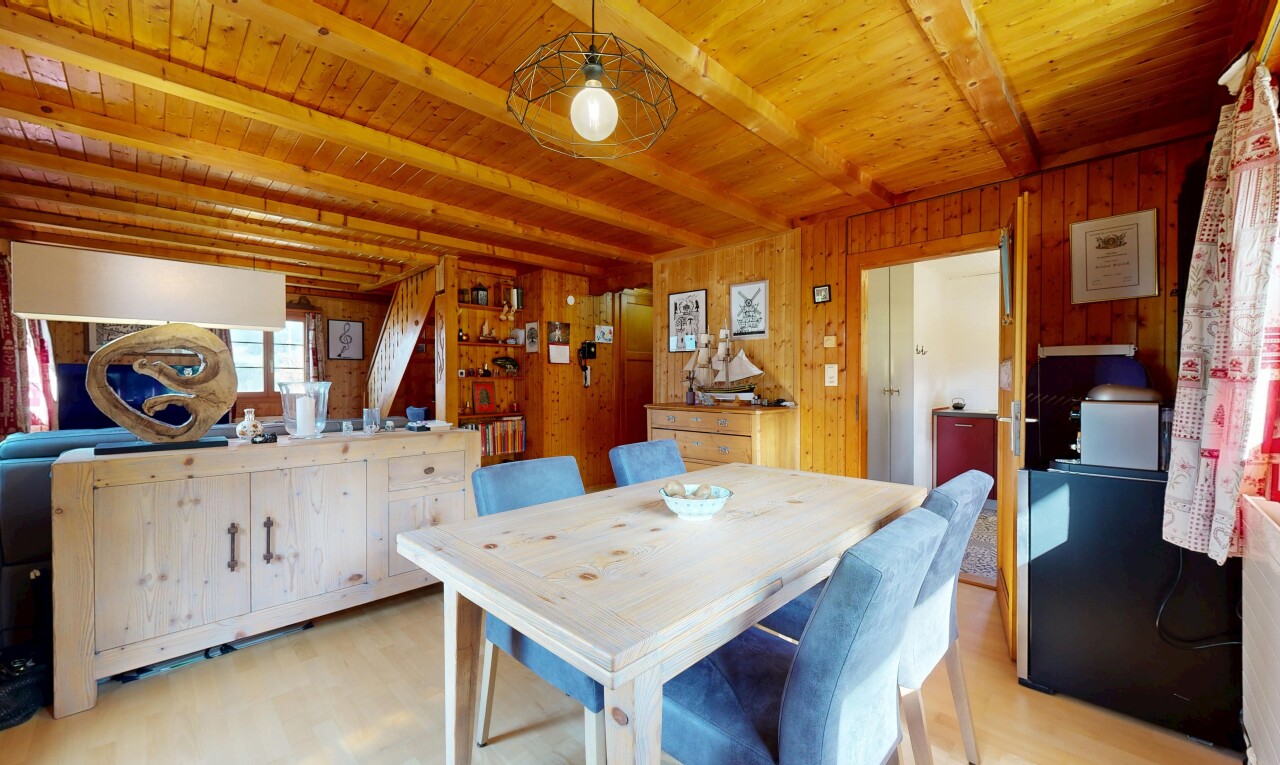 salle à manger avec natural light, lumière naturelle, inside property, wood wall, et mur en bois