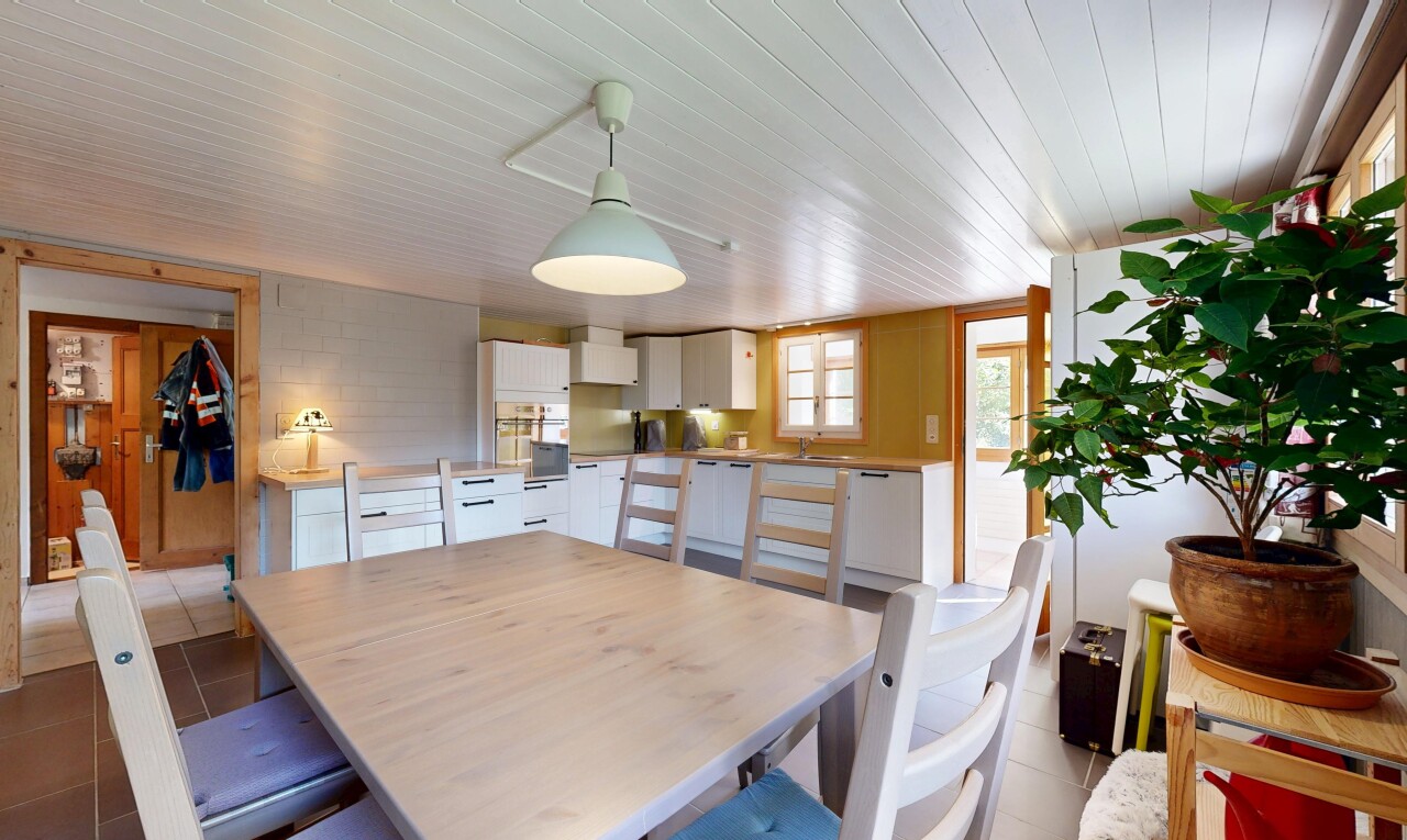 salle à manger avec inside property, lumière naturelle, natural light, plafond bas, et low ceiling