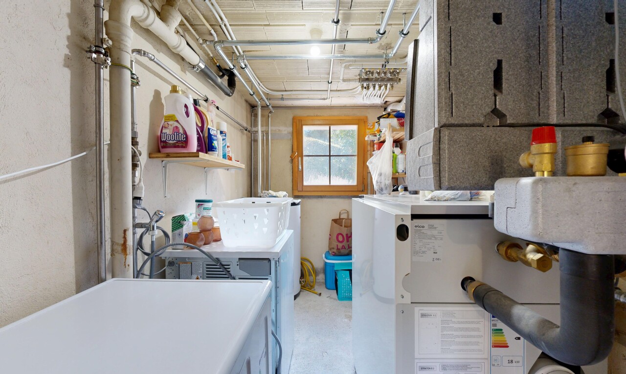 cuisine avec inside property, lave-linge et sèche-linge séparés, natural light, lumière naturelle, et étagères ouvertes