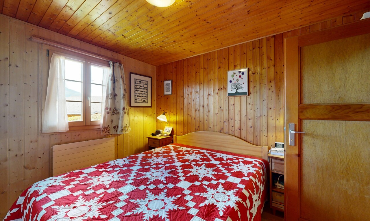 chambre avec inside property, wood wall, mur en bois, natural light, et lumière naturelle