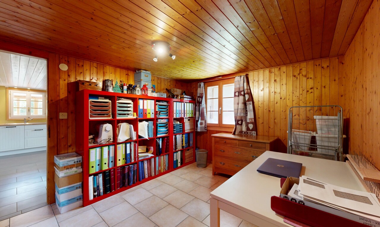 bureau avec lumière naturelle, natural light, mur en bois, wood wall, et inside property