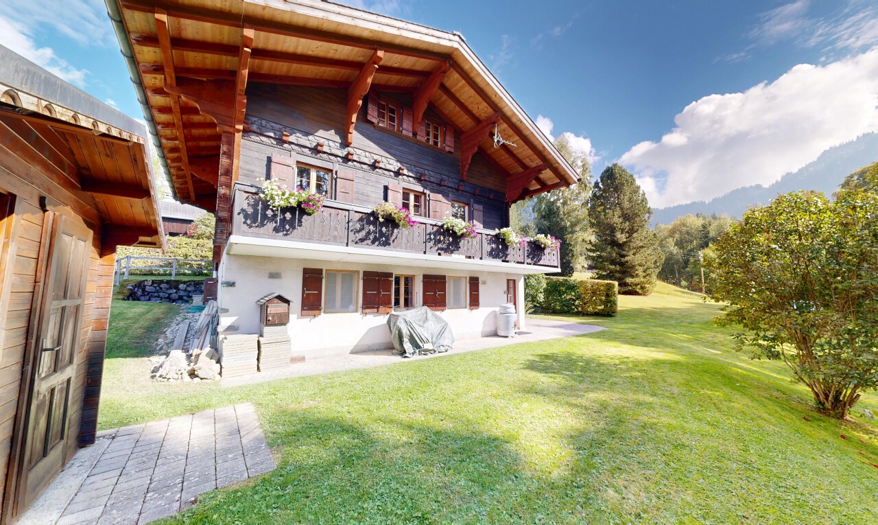 façade avec balcon, property visible, day time, pelouse, et terrasse