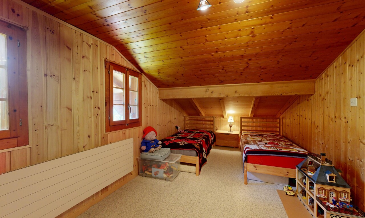 chambre avec radiateur, wood wall, mur en bois, inside property, et vaulted ceiling