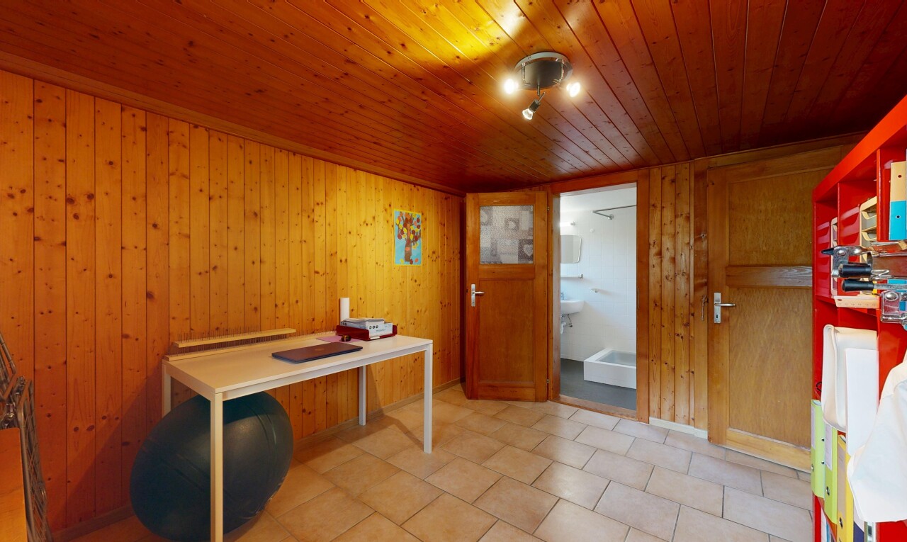 couloir avec wood wall, mur en bois, inside property, wood ceiling, et plafond en bois