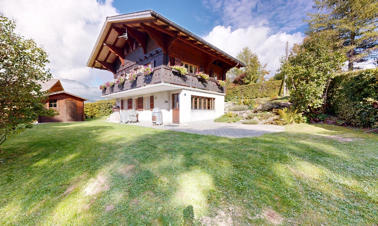façade avec structure extérieure, property visible, pelouse, day time, et balcon