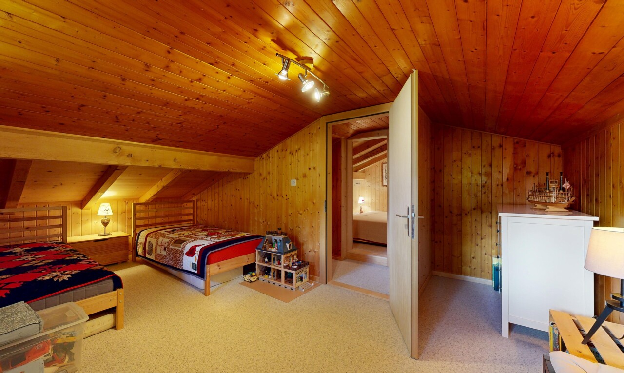 chambre avec pièce supplémentaire, inside property, wood wall, mur en bois, et low ceiling