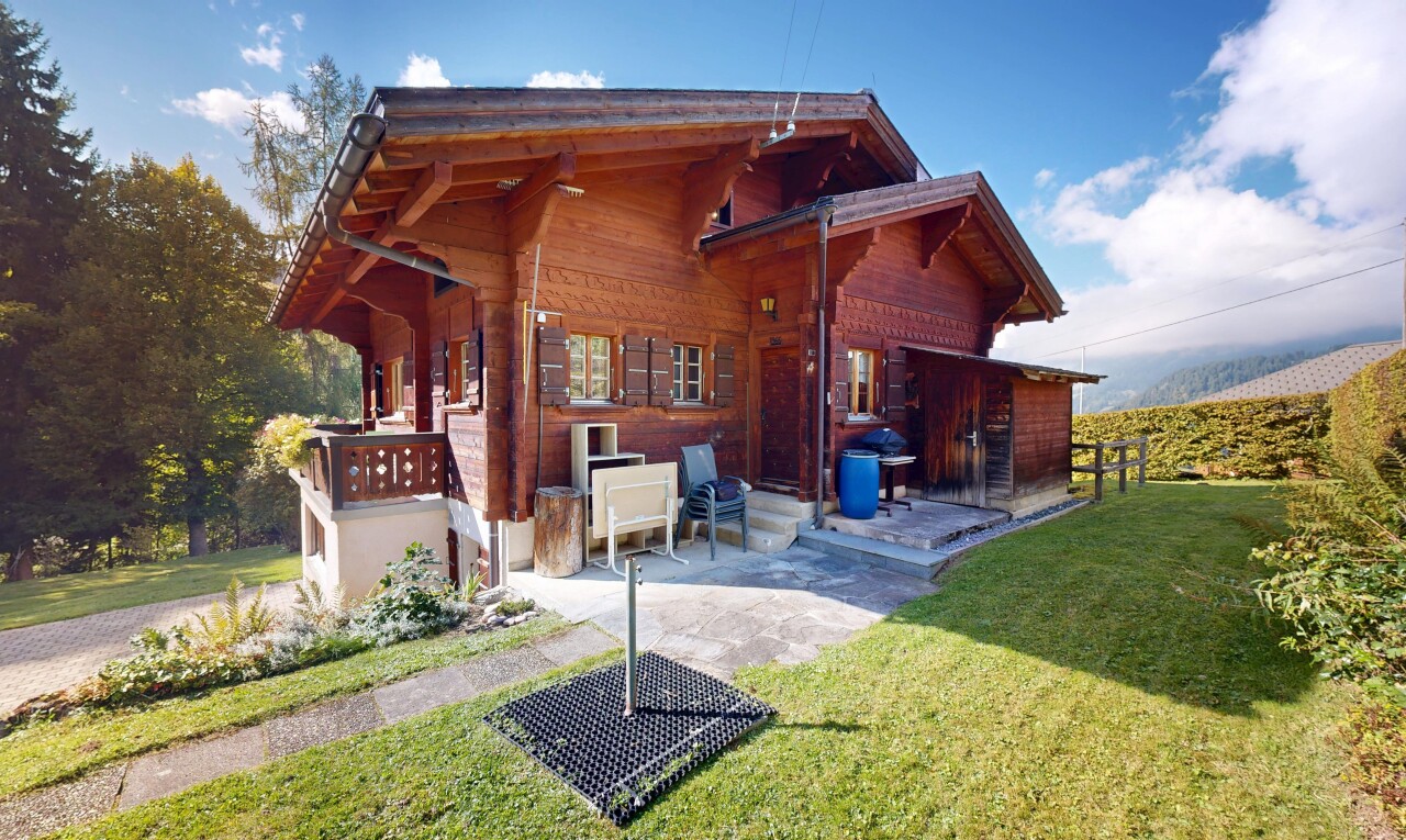 façade avec pelouse, terrasse, day time, et property visible