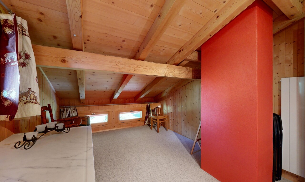 chambre avec inside property, wood wall, mur en bois, carpet, et moquette