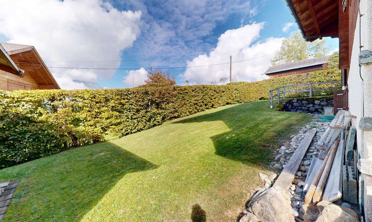 jardin avec from property, pelouse, et day time