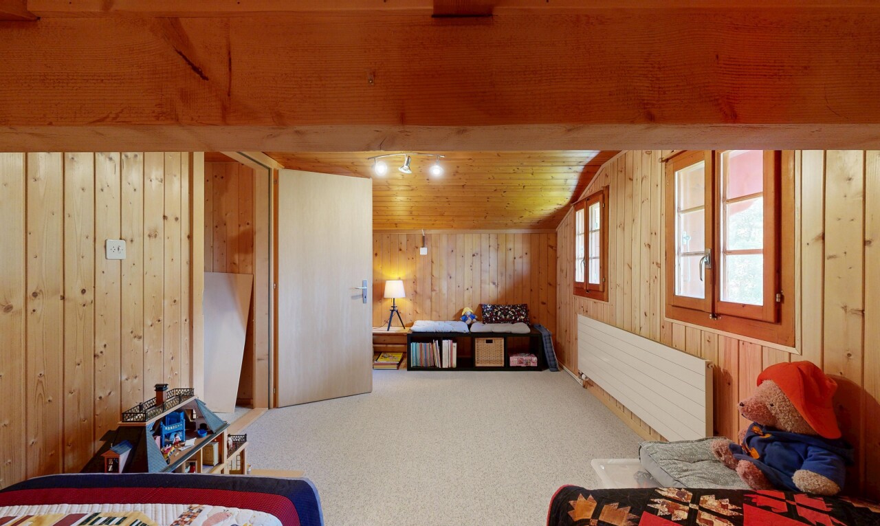 chambre avec wood wall, mur en bois, radiateur, inside property, et natural light