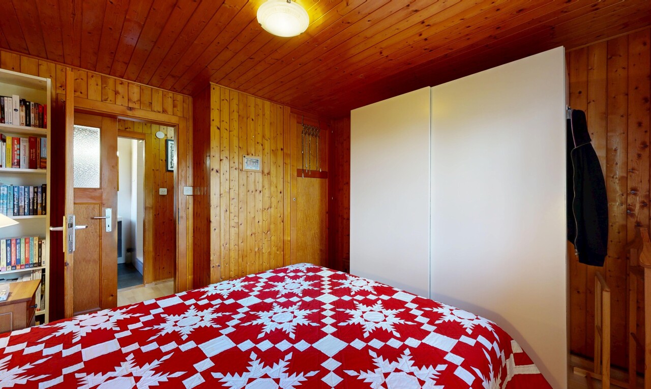 chambre avec wood wall, mur en bois, inside property, wood ceiling, et plafond en bois