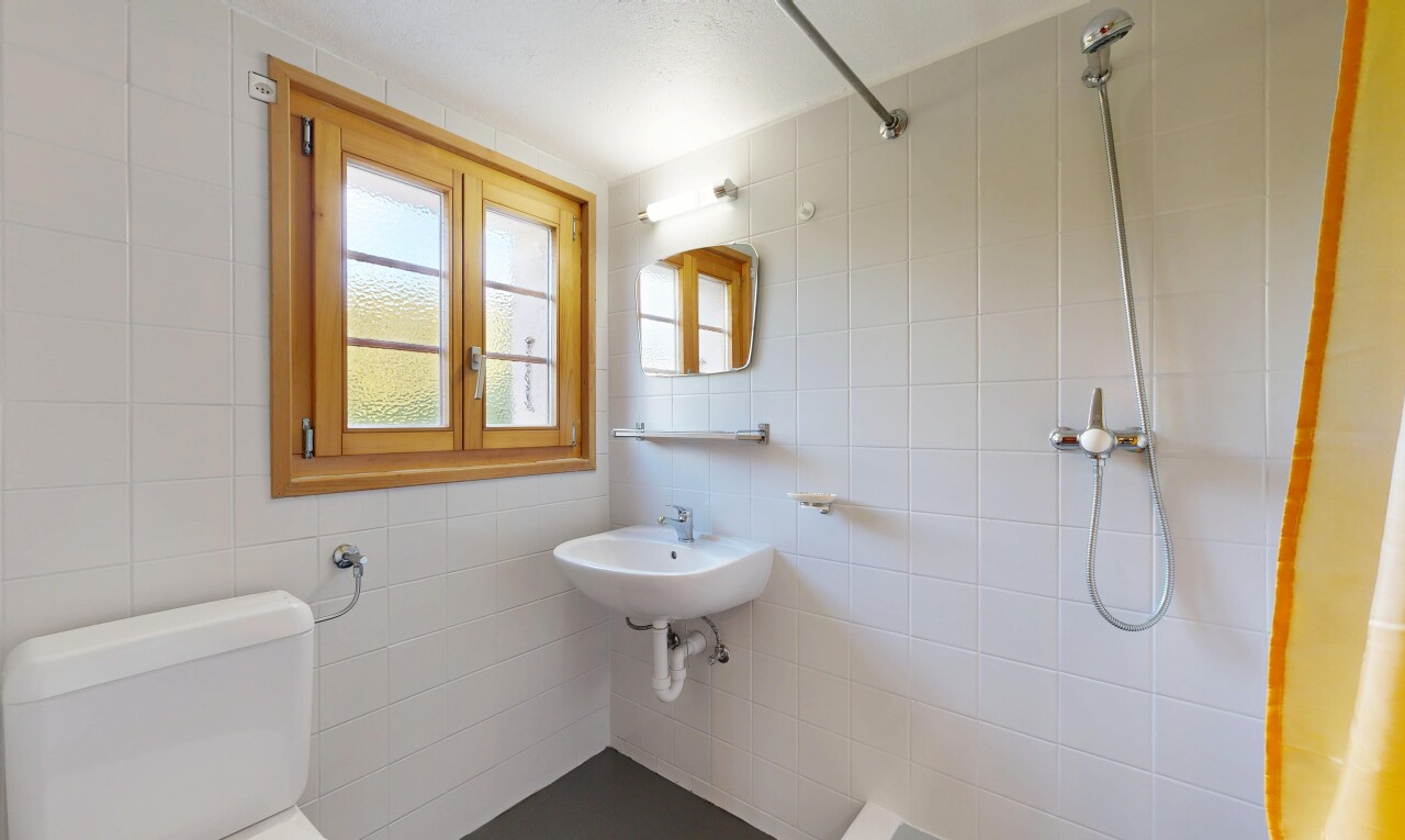 salle de bains avec salle de bain complète, miroir, tile wall, mur en carrelage, et douche