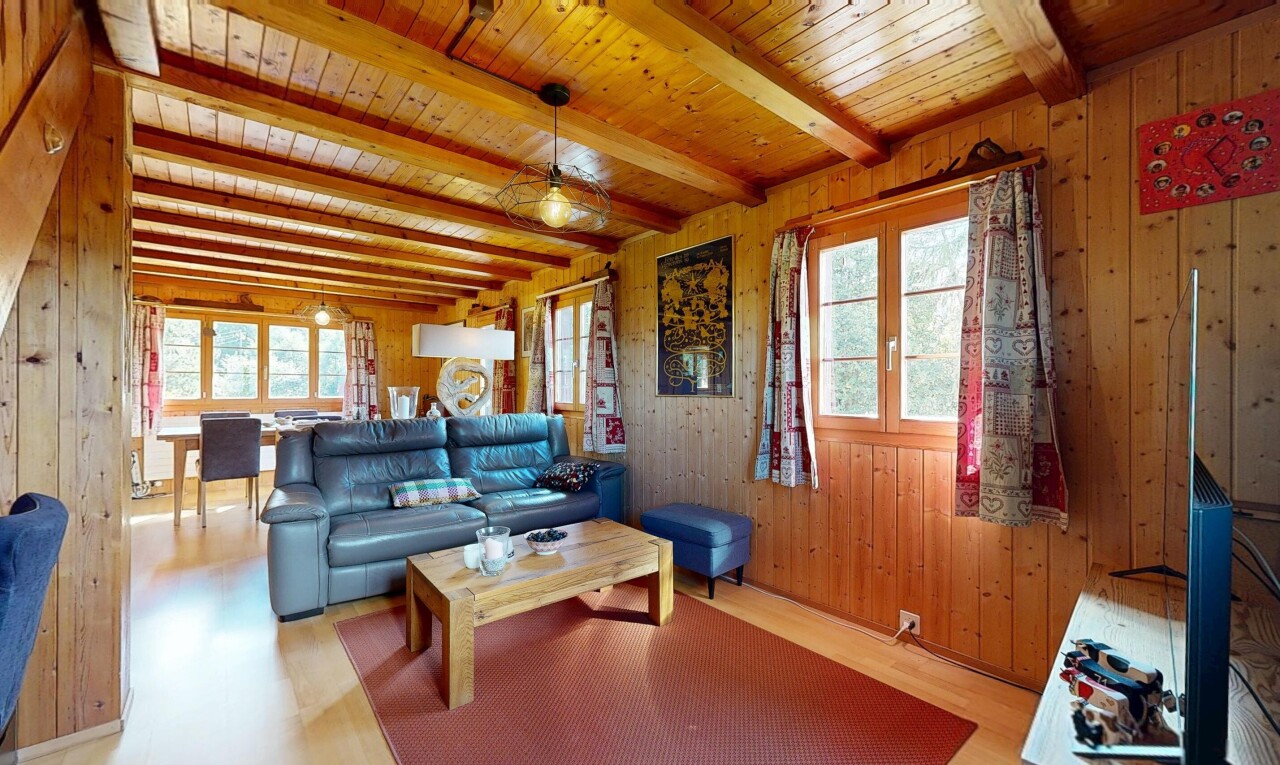 salon avec wood wall, mur en bois, inside property, wood finish floor, et sol en finition bois