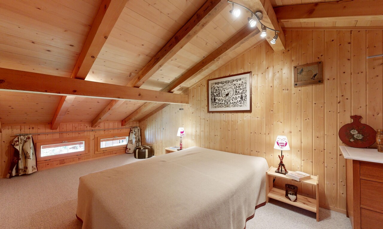 chambre avec vaulted ceiling, beamed ceiling, plafond voûté, plafond à poutres, et inside property