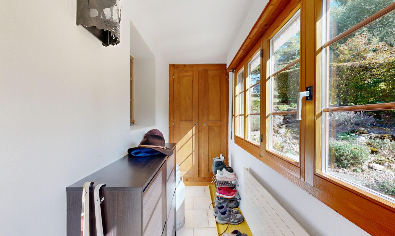 couloir avec lumière naturelle, natural light, inside property, sol en carrelage, et tile floor