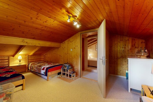 chambre avec pièce supplémentaire, inside property, wood wall, mur en bois, et low ceiling