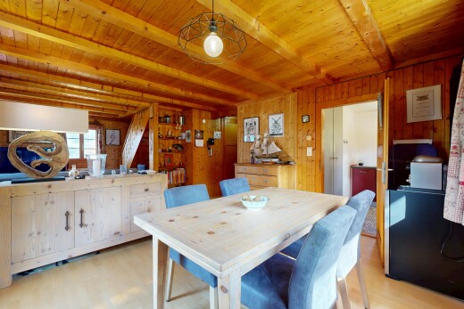 salle à manger avec natural light, lumière naturelle, inside property, wood wall, et mur en bois