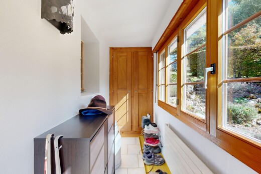 couloir avec lumière naturelle, natural light, inside property, sol en carrelage, et tile floor