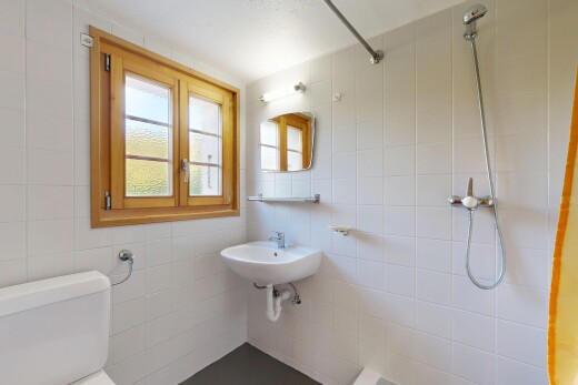 salle de bains avec salle de bain complète, miroir, tile wall, mur en carrelage, et douche